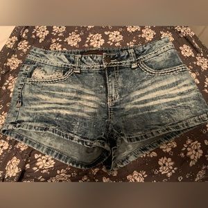 No Boundaries stone washed shorts with lace on pockets and white stitching
